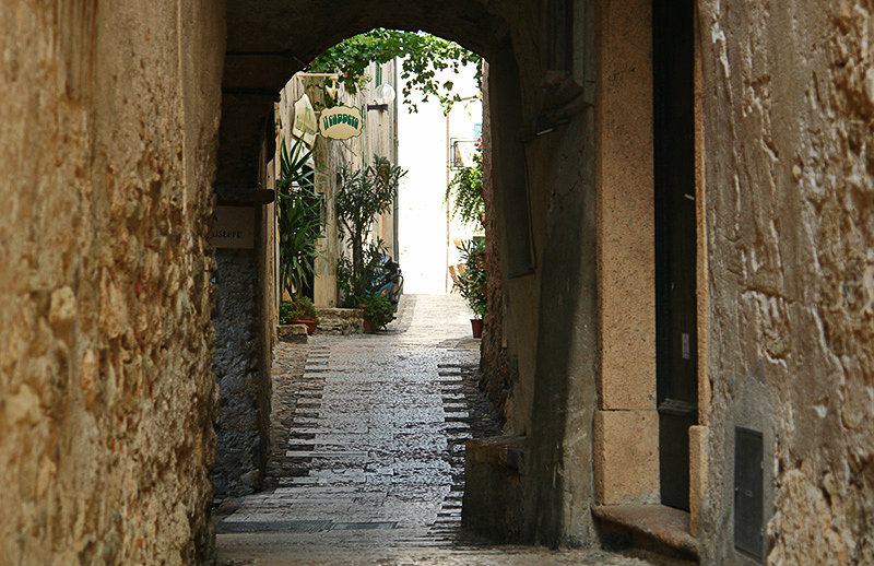 Romantische straat in Borgio Verezzi, LiguriÃ«