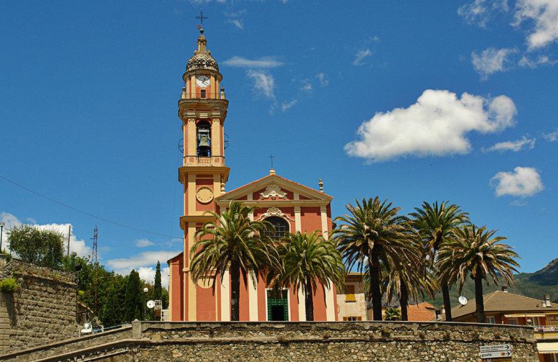 Een oude kerk in Casarza Ligure