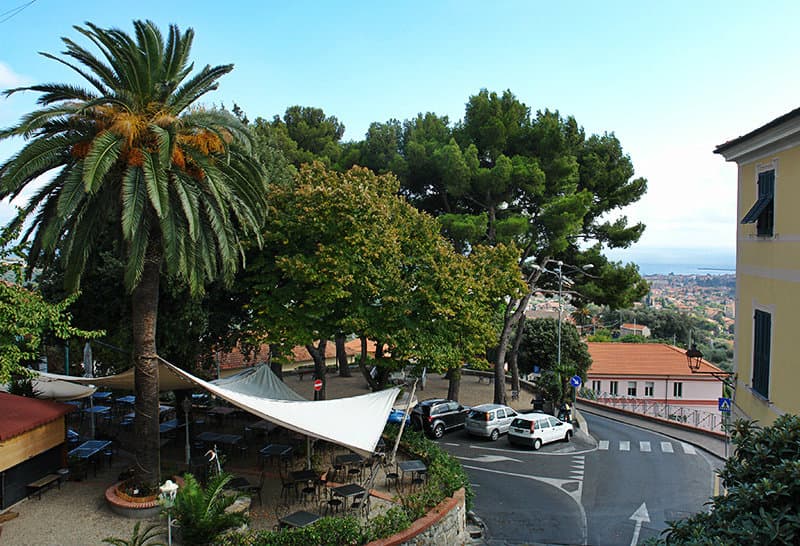Een zicht op het centrum van Diano Castello