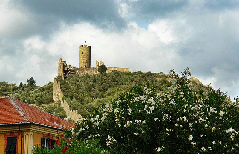 Il Castello di Monte Ursino van Noli in LiguriÃ«