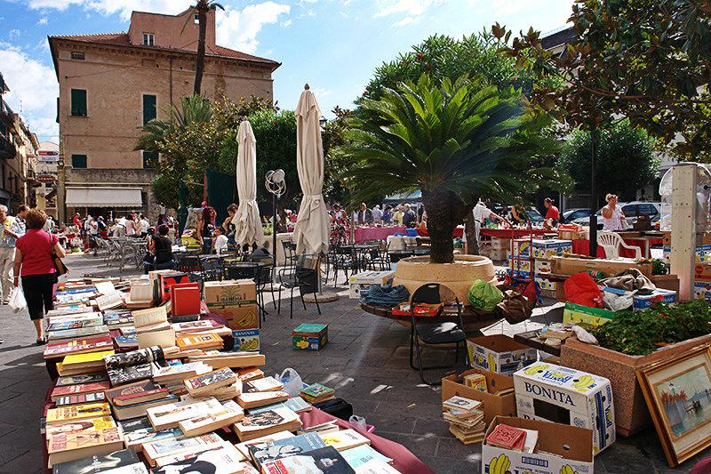 Antiekmarkt in het centrum van Pietra Ligure