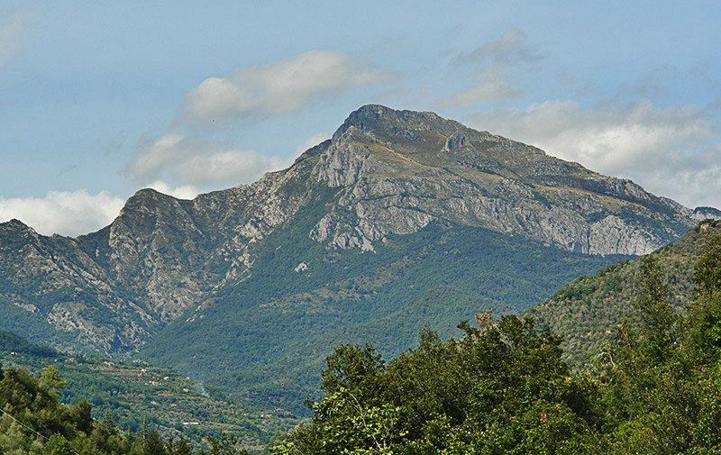 Een bezichtiging van de bergen van de stad Pigna