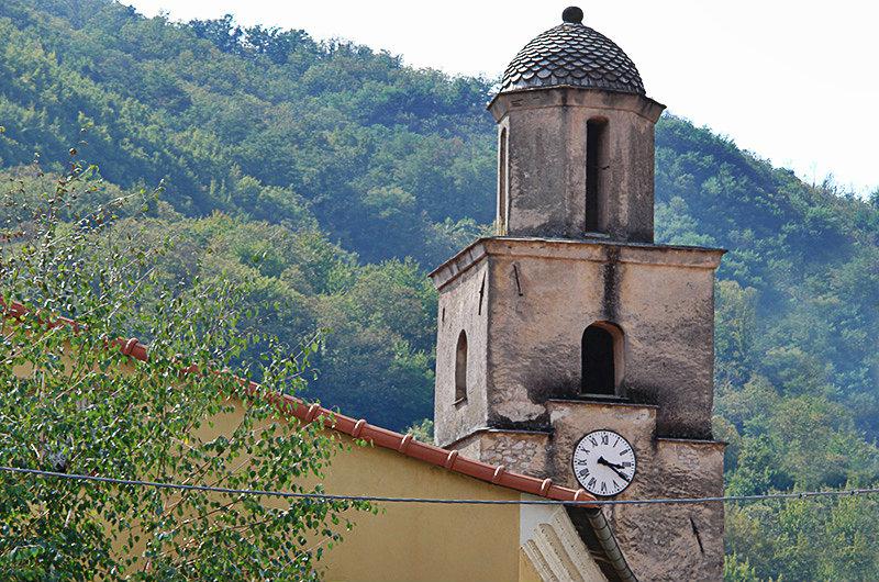 Een kerktoren in Varese Ligure
