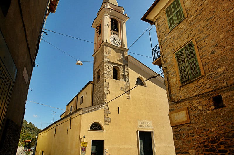 Een mooie kerk in Vessalico, LiguriÃ«
