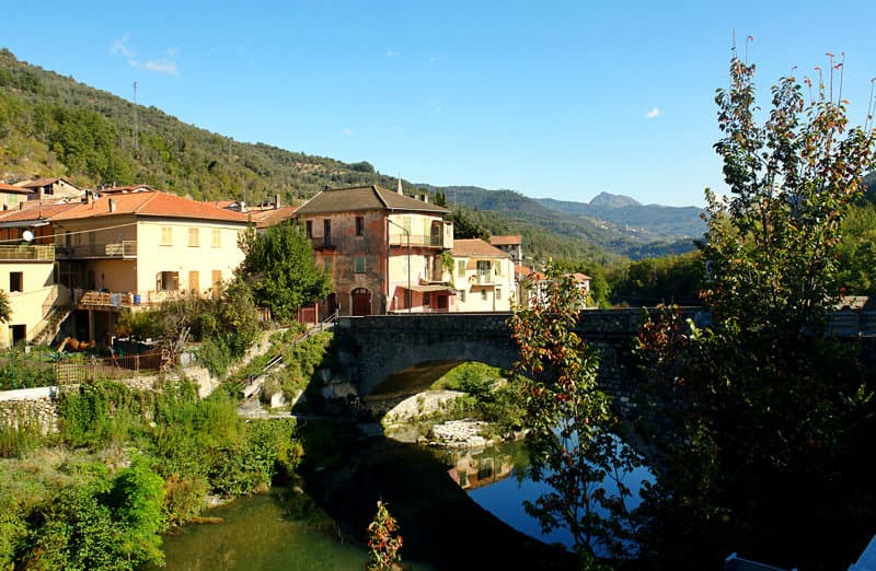 Vessalico is een dorp in Arroscia Valley