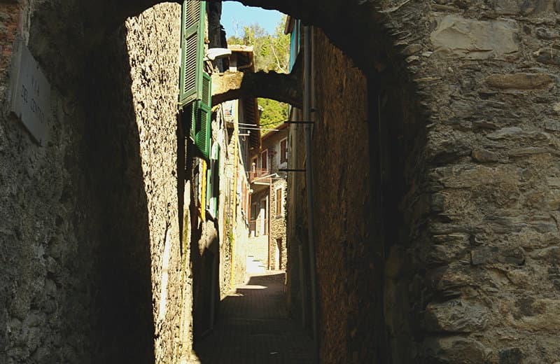 Een middeleeuwse straat van Vessalico in LiguriÃ«