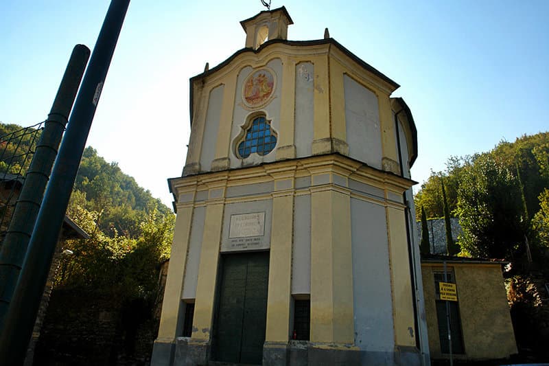 Bezoek de ruÃ¯nes van een mooie kerk van Sant'Andrea in Vessalico